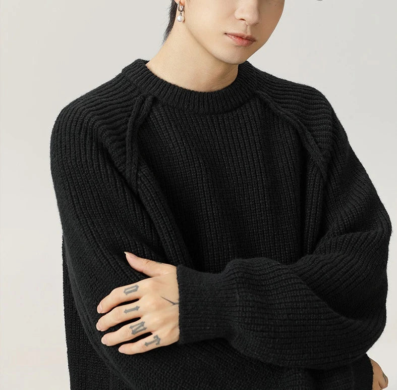 Round neck sweater with three-dimensional Retro Design